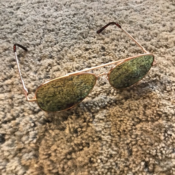 Rose Gold Aviator Sunglasses☀️ - Picture 4 of 6